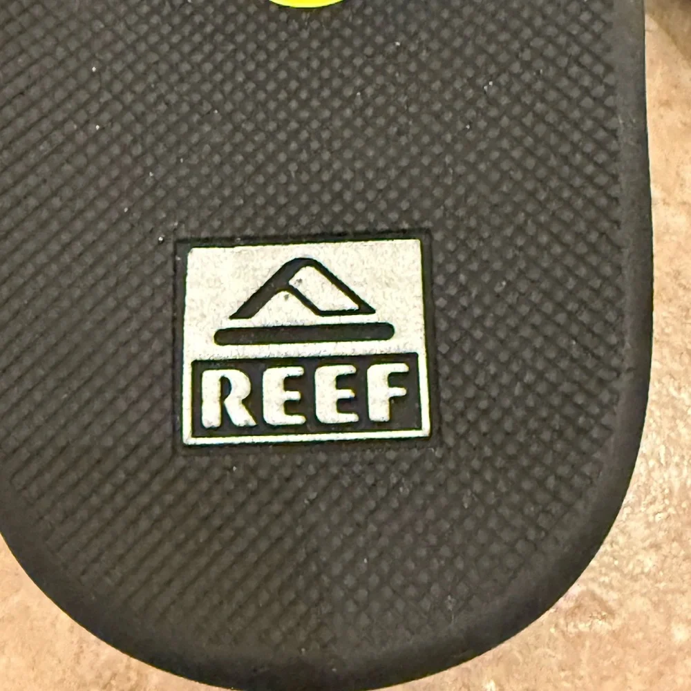 REEF men’s Fanning Low Flip Flop Sandals With Bottle Opener